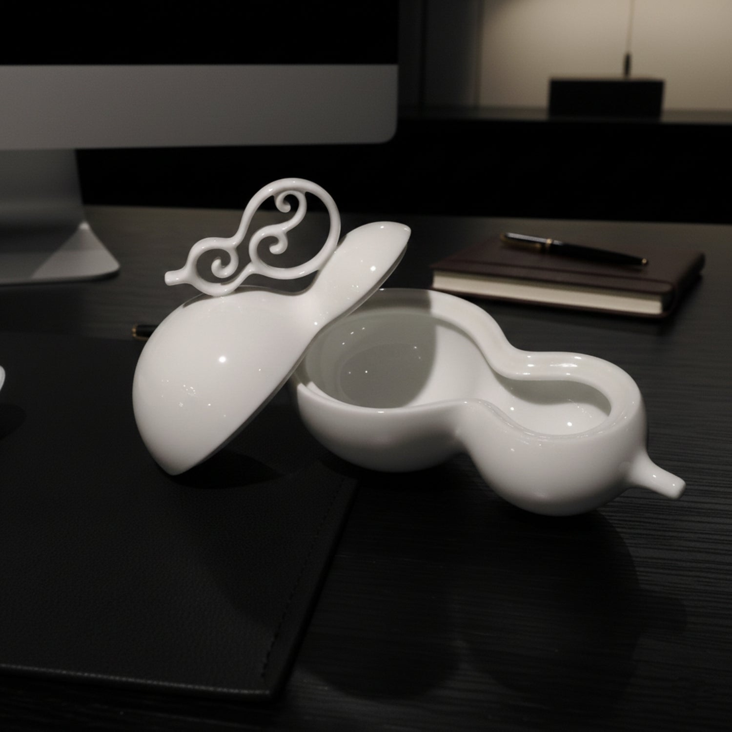 《相依》瓷盒單獨擺放於書桌，成為低調而溫潤的空間裝飾，也可當作迴紋針收納盒