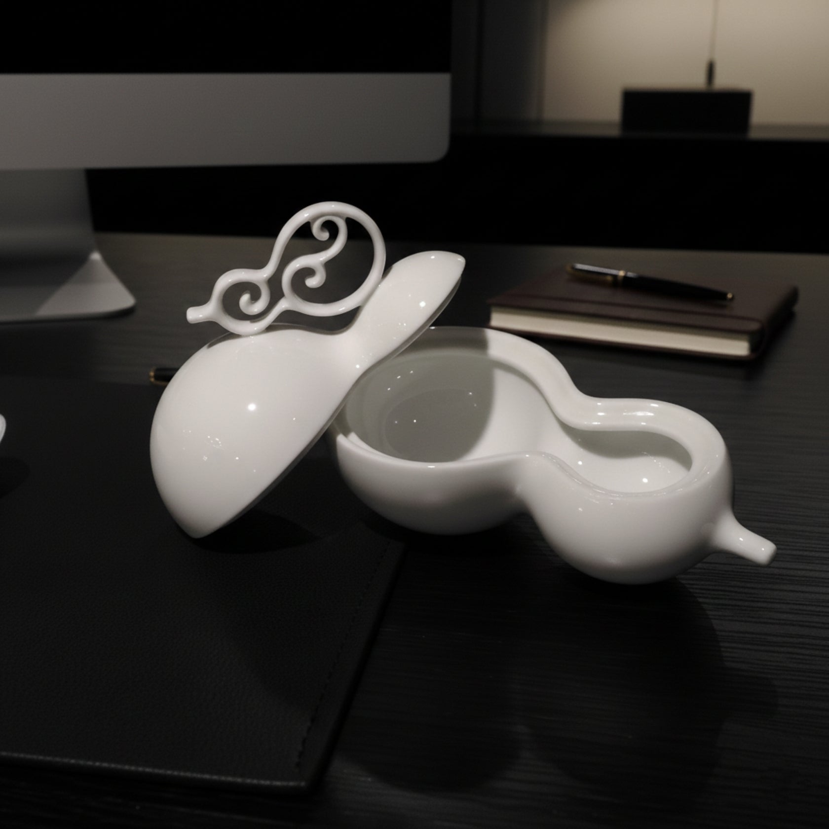 《相依》瓷盒單獨擺放於書桌，成為低調而溫潤的空間裝飾，也可當作迴紋針收納盒