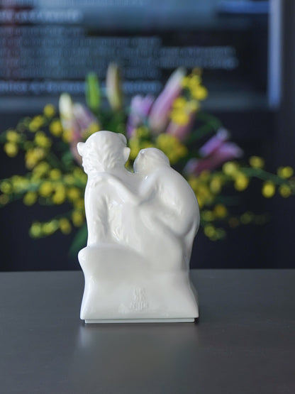 《輩輩封侯》白瓷作品背面，大猴與小猴互動造型，展現代代相傳、尊親重道的精神