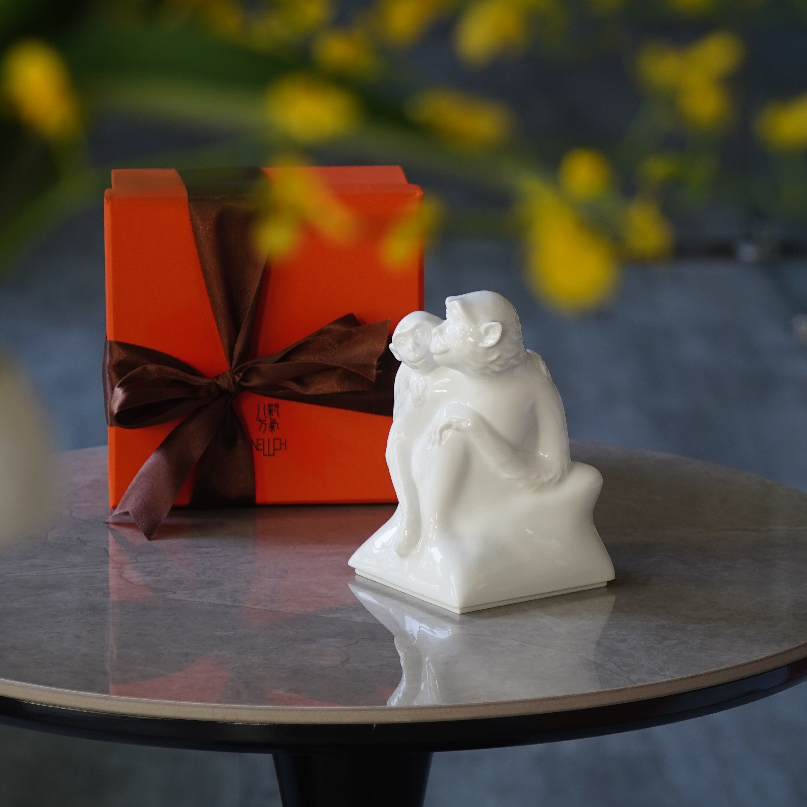 大猴與小猴互動造型，展現代代相傳、尊親重道的精神