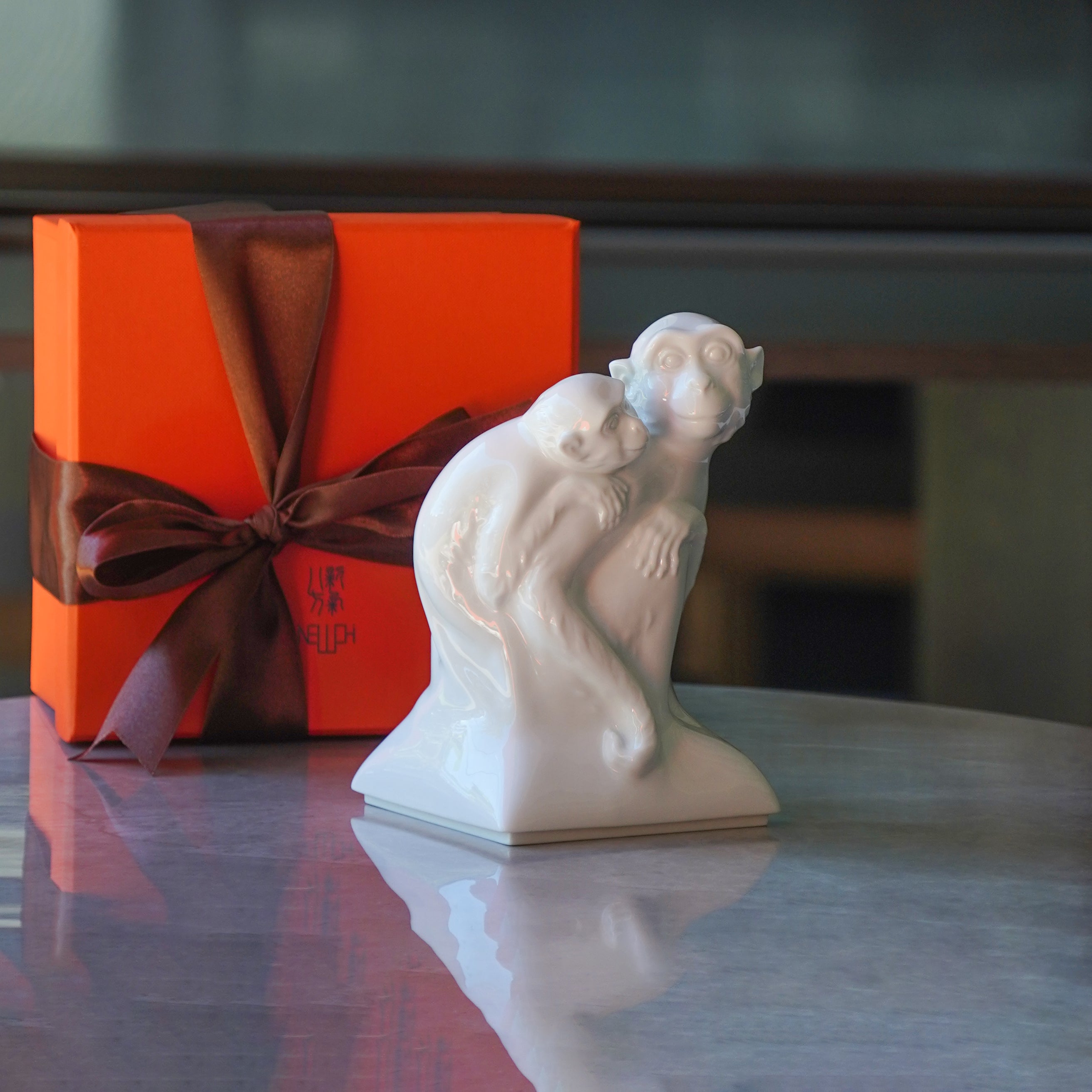 大猴與小猴互動造型，展現代代相傳、尊親重道的精神