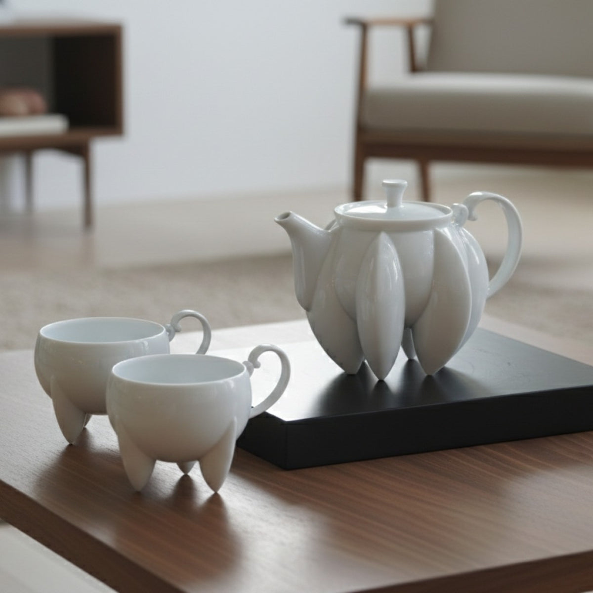 荷花白瓷六足茶壺木質背景・東方哲思典藏茶器禮物・八方新氣 NewChi Porcelain