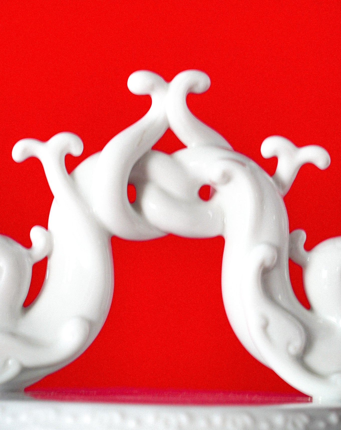 雙龍抱珠環飾細節，展現王俠軍細膩雕塑手法與祥瑞意涵