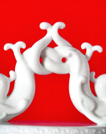 雙龍抱珠環飾細節，展現王俠軍細膩雕塑手法與祥瑞意涵