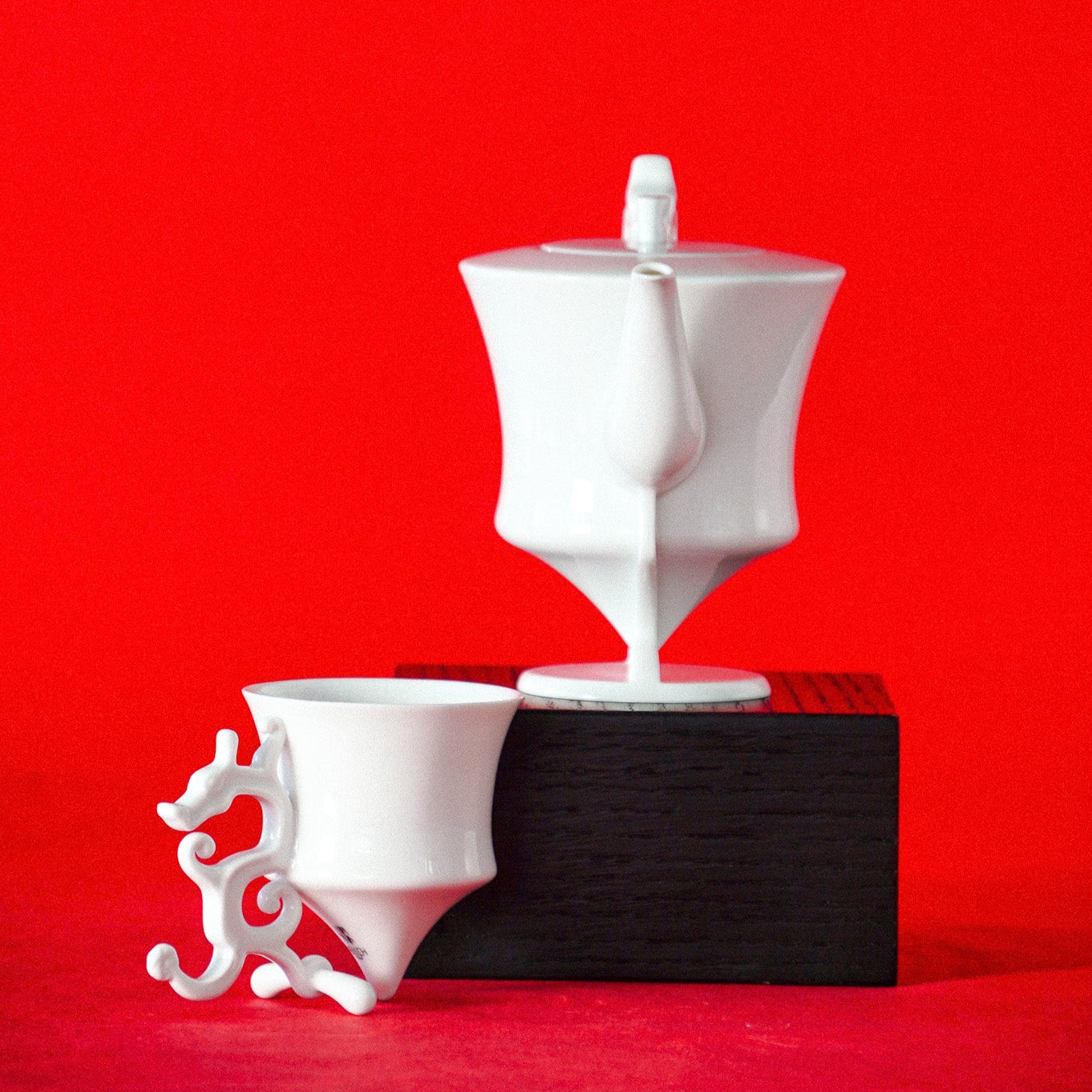 八方新氣《龍尊》茶壺杯組，結合東方龍紋與尊形器型的藝術茶具，適合父親節高端禮贈與收藏