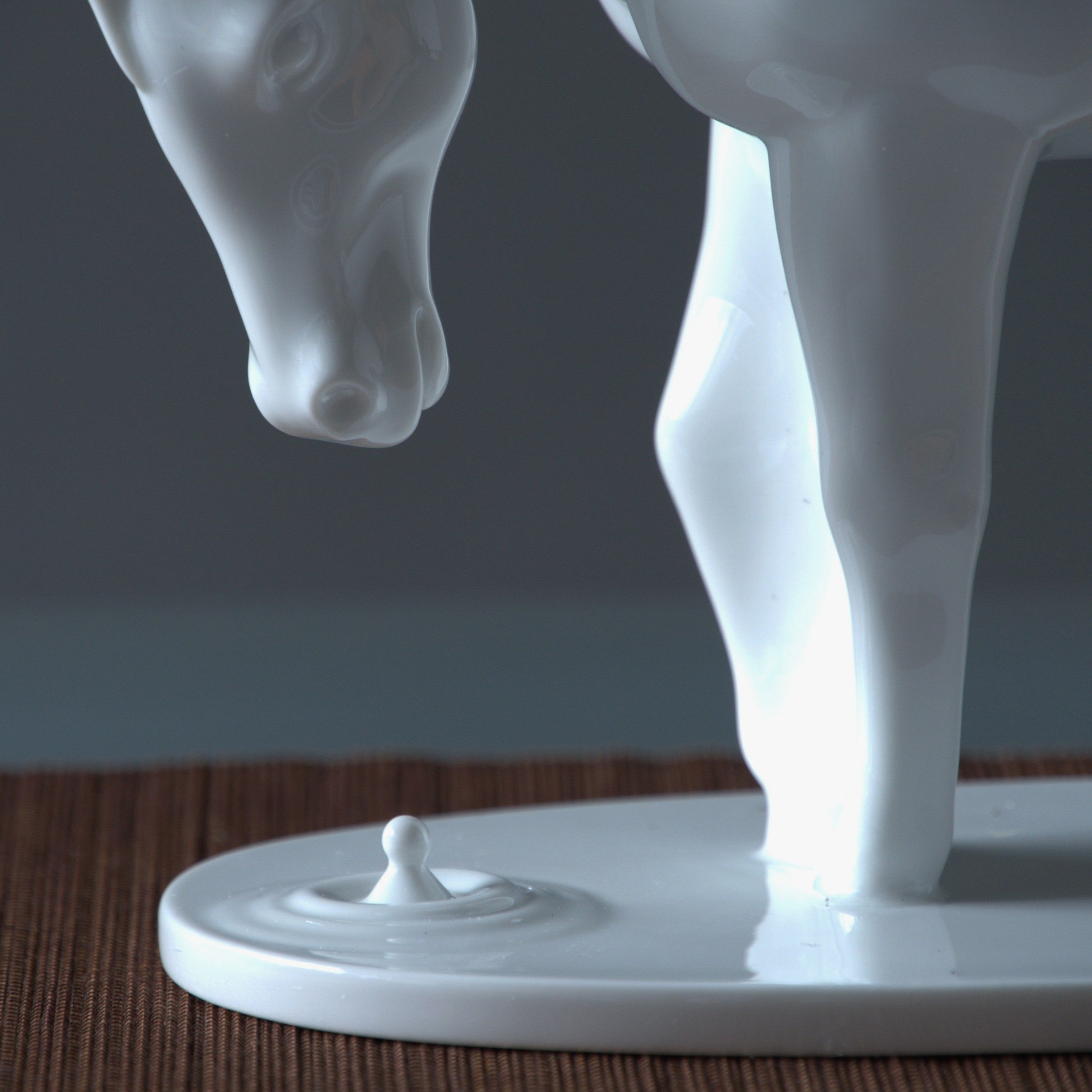 飲水思源作品特寫，馬匹眼神溫柔，水滴於底座上擴散成漣漪