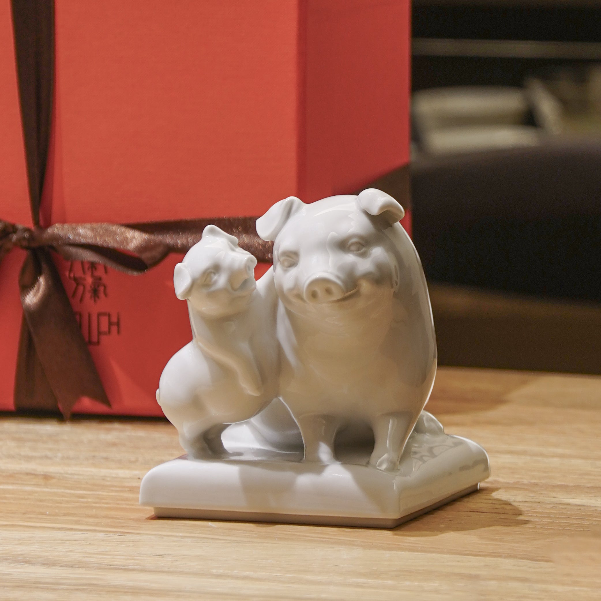 長樂瓷偶圓潤飽滿的線條設計，象徵和諧圓融與溫暖支持