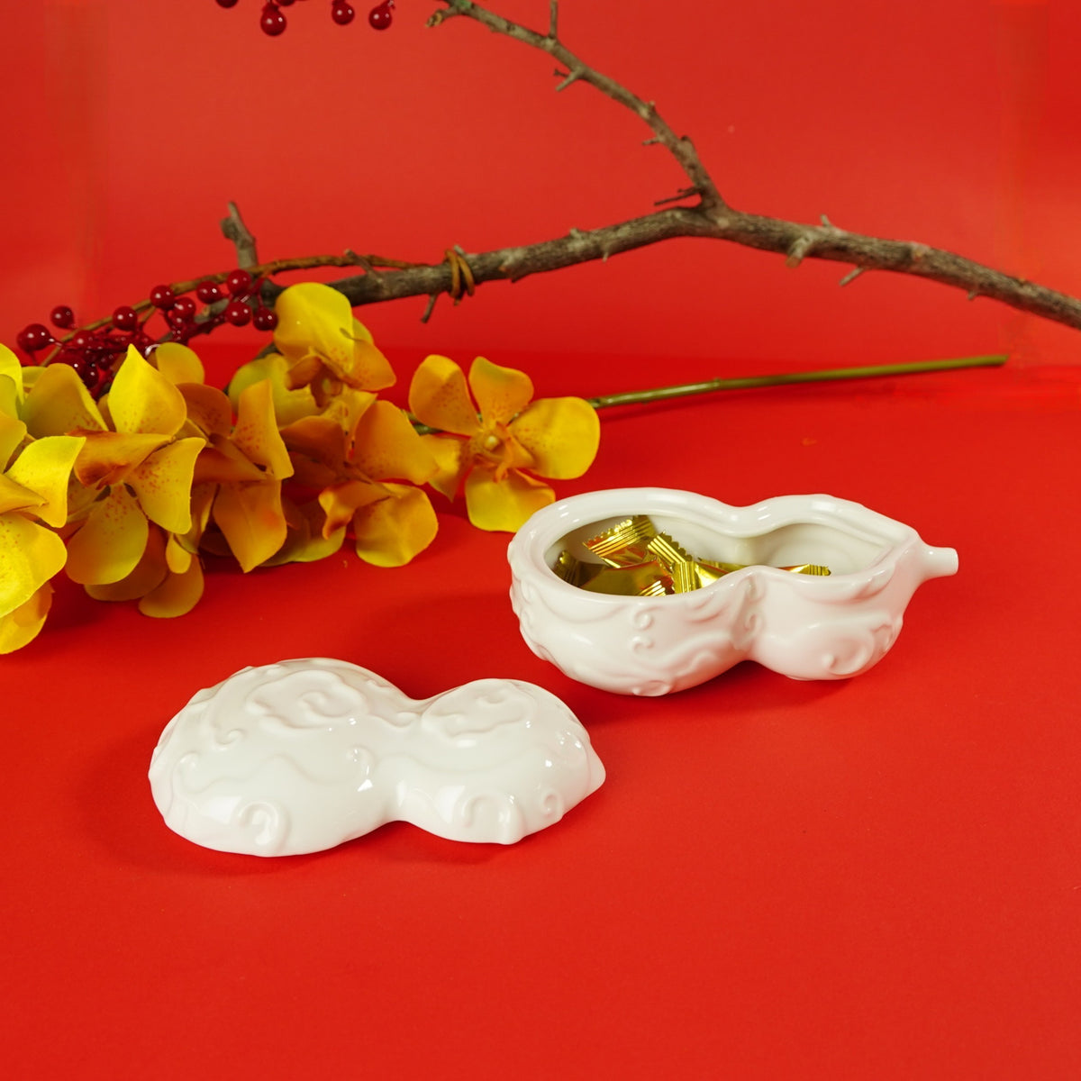 〈喜福會〉開蓋盛糖，紅色背景與枝條