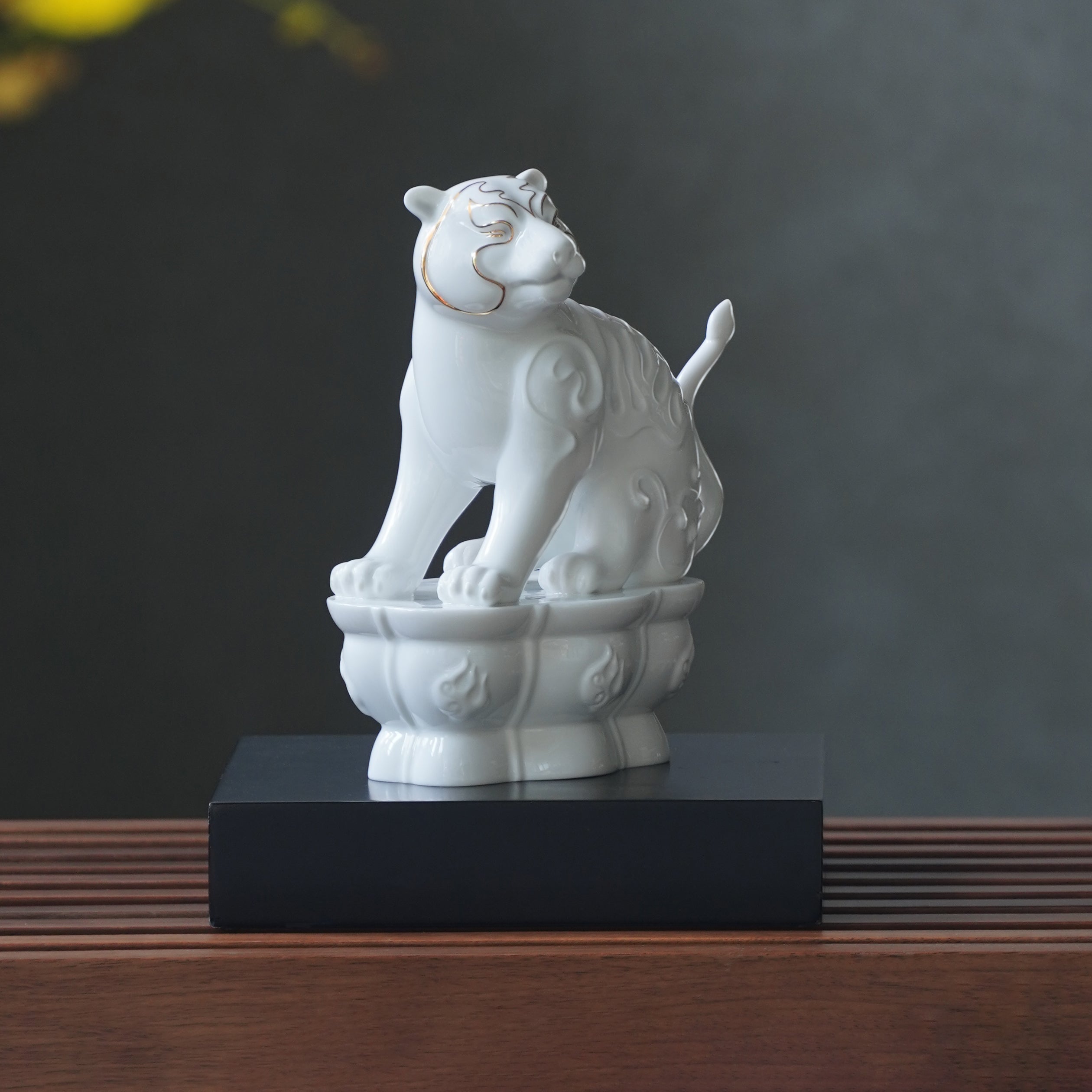 八方新氣 達觀 生肖虎 白瓷 瓷偶 擺飾 居家生活