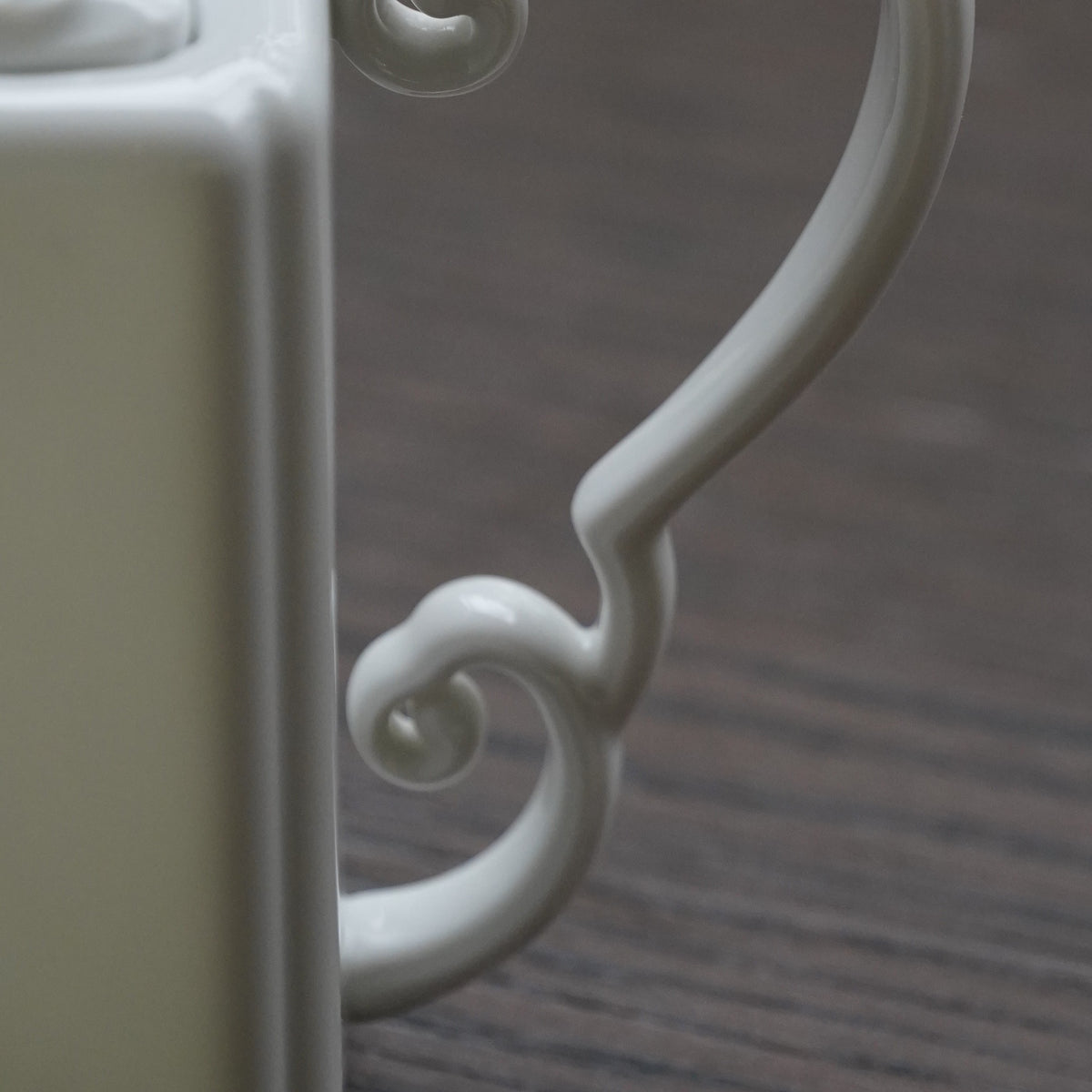 八方新氣 鴻福 造形壺 茶壺 瓷器 白瓷 禮物 瓷壺 茶具 咖啡杯 茶杯 蝙蝠 把手特寫