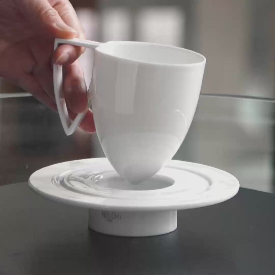 形影茶杯盤組，透過設計將“形影不離”的語境具體化