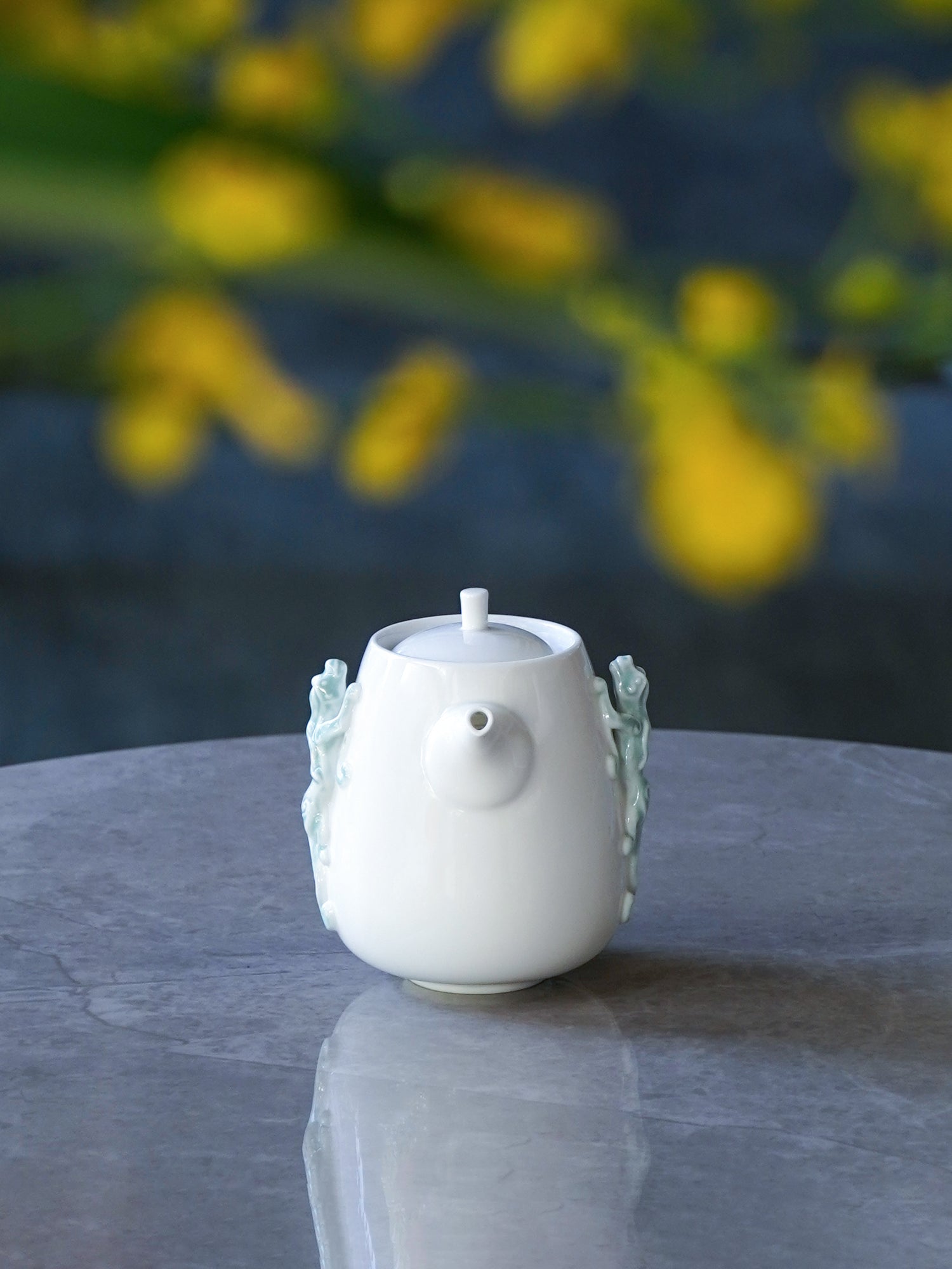 茶壺雙側螭吻造型具隔熱與寓意，寓意功成名就、進取不懈