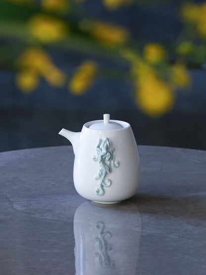 白瓷茶壺《登高》展現螭吻登高意象，象徵志向與守護