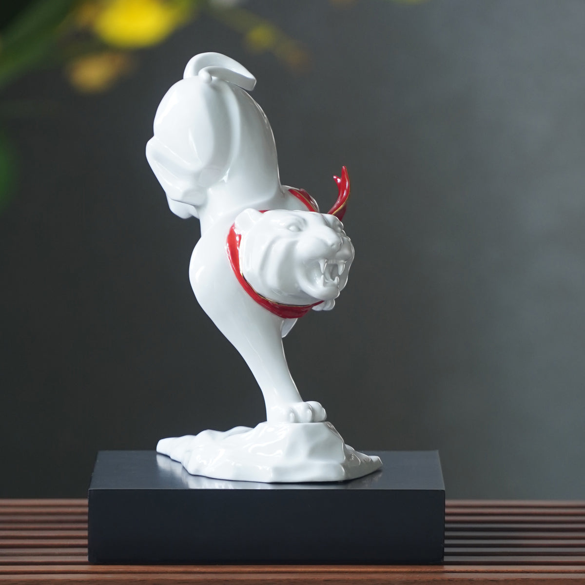 〈印記〉躍虎正面，紅色頸巾與張口虎首
