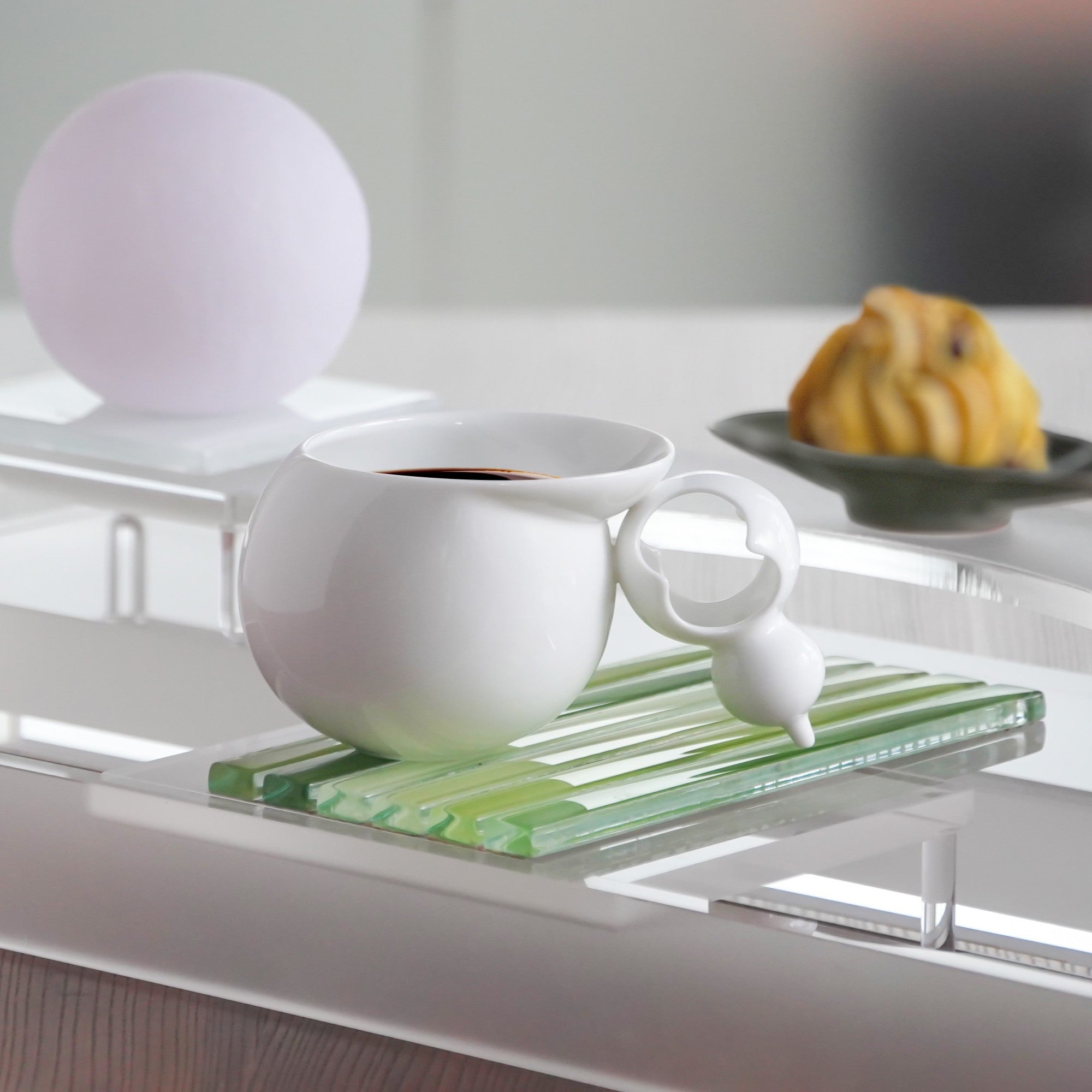 八方新氣白瓷杯《親密時光》可當咖啡杯或茶杯， 葫蘆相依造型寓意祝福與珍惜彼此