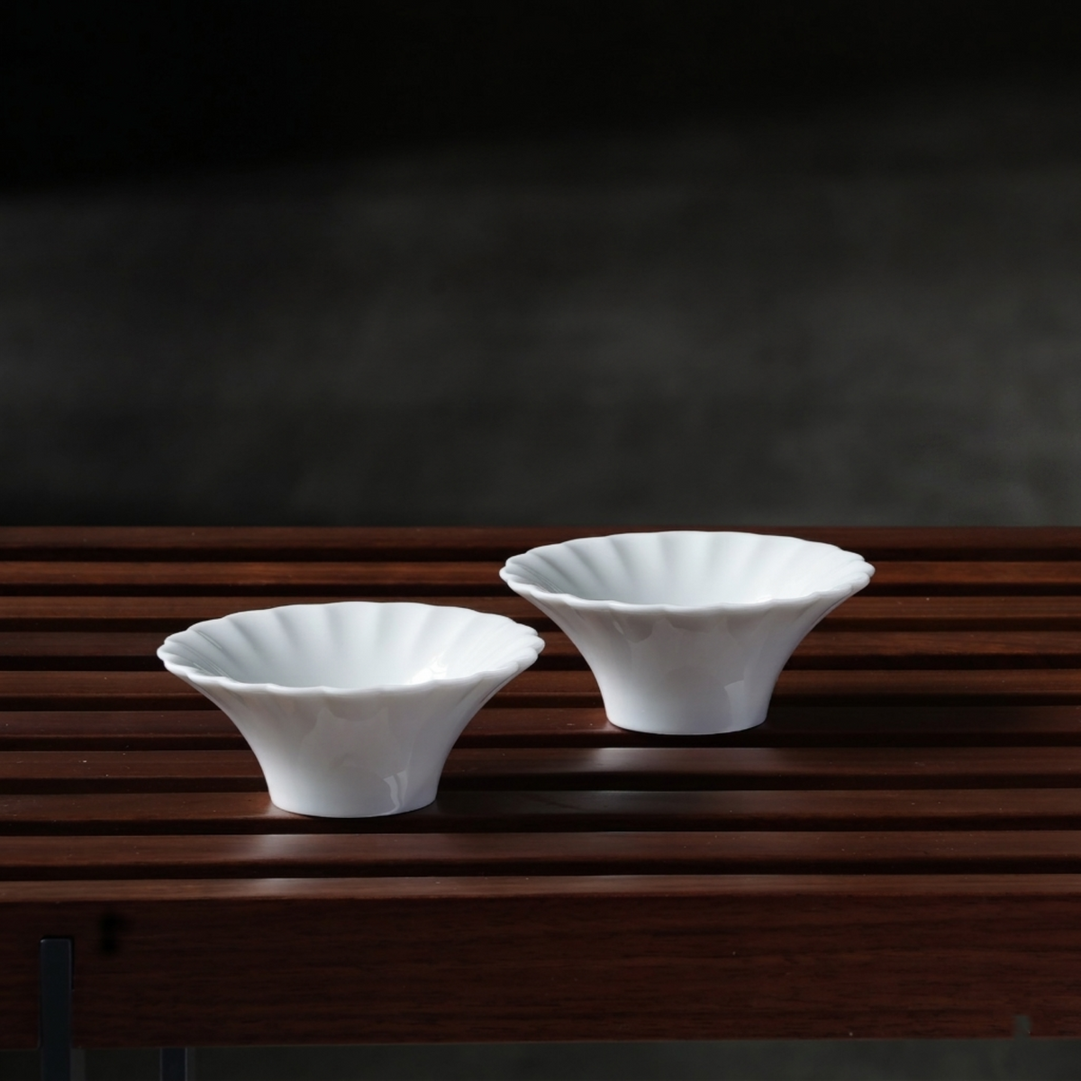 〈珍珠〉一對茶杯，木條桌面