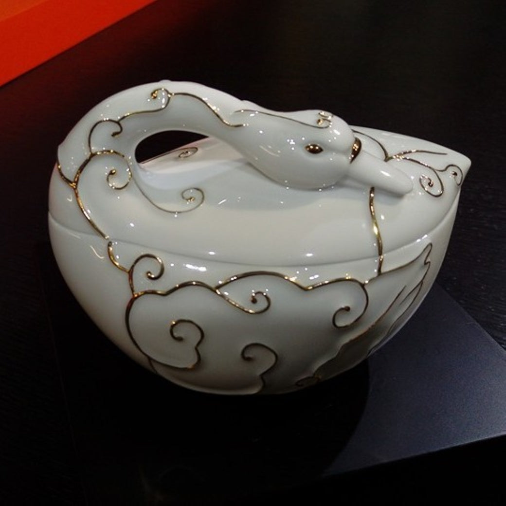 《珍愛》天鵝造型白瓷盒，展現端莊比例與溫潤線條