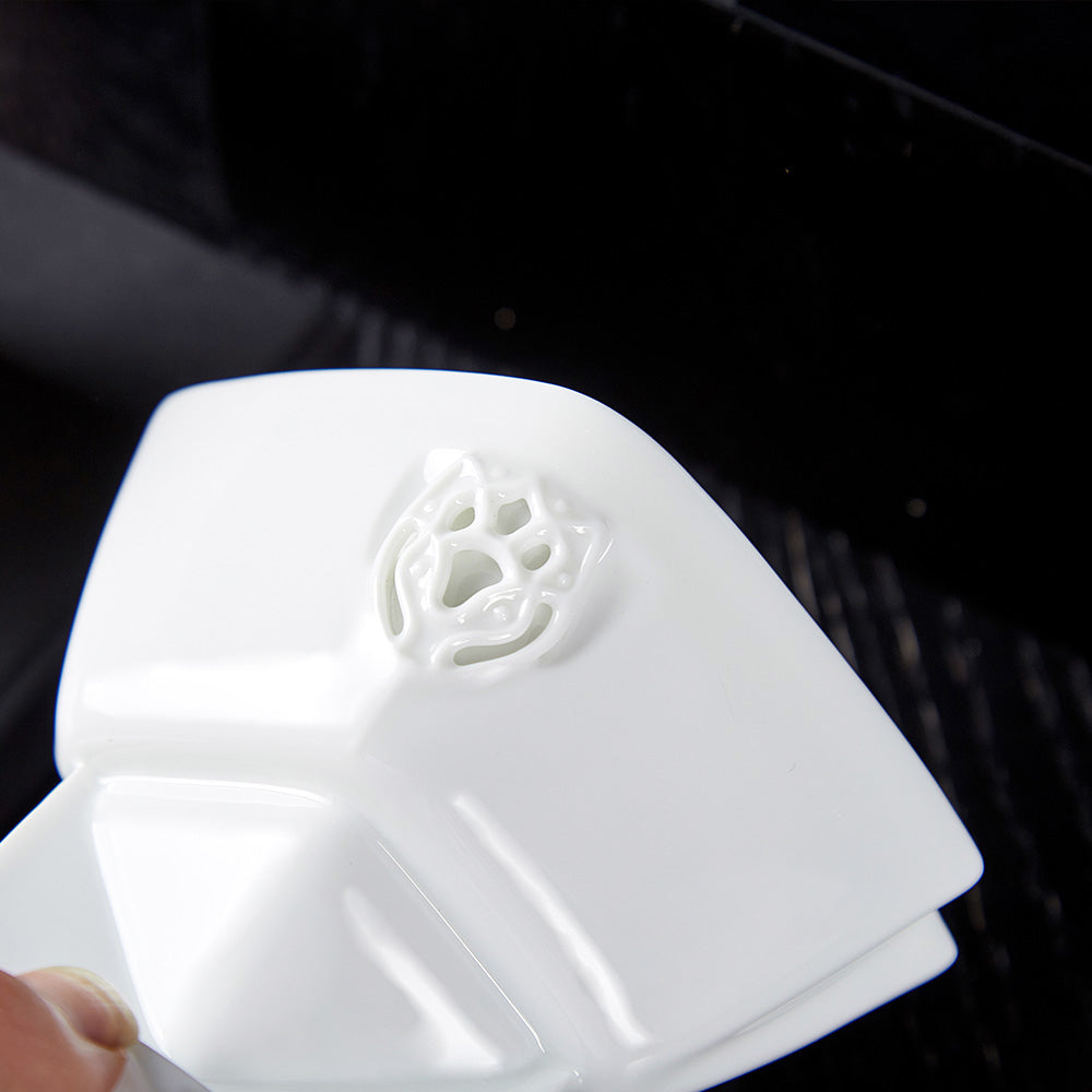 花祭白瓷蓋杯窗花鏤空近照・花苞微開浮雕細節・八方新氣NewChi Porcelain