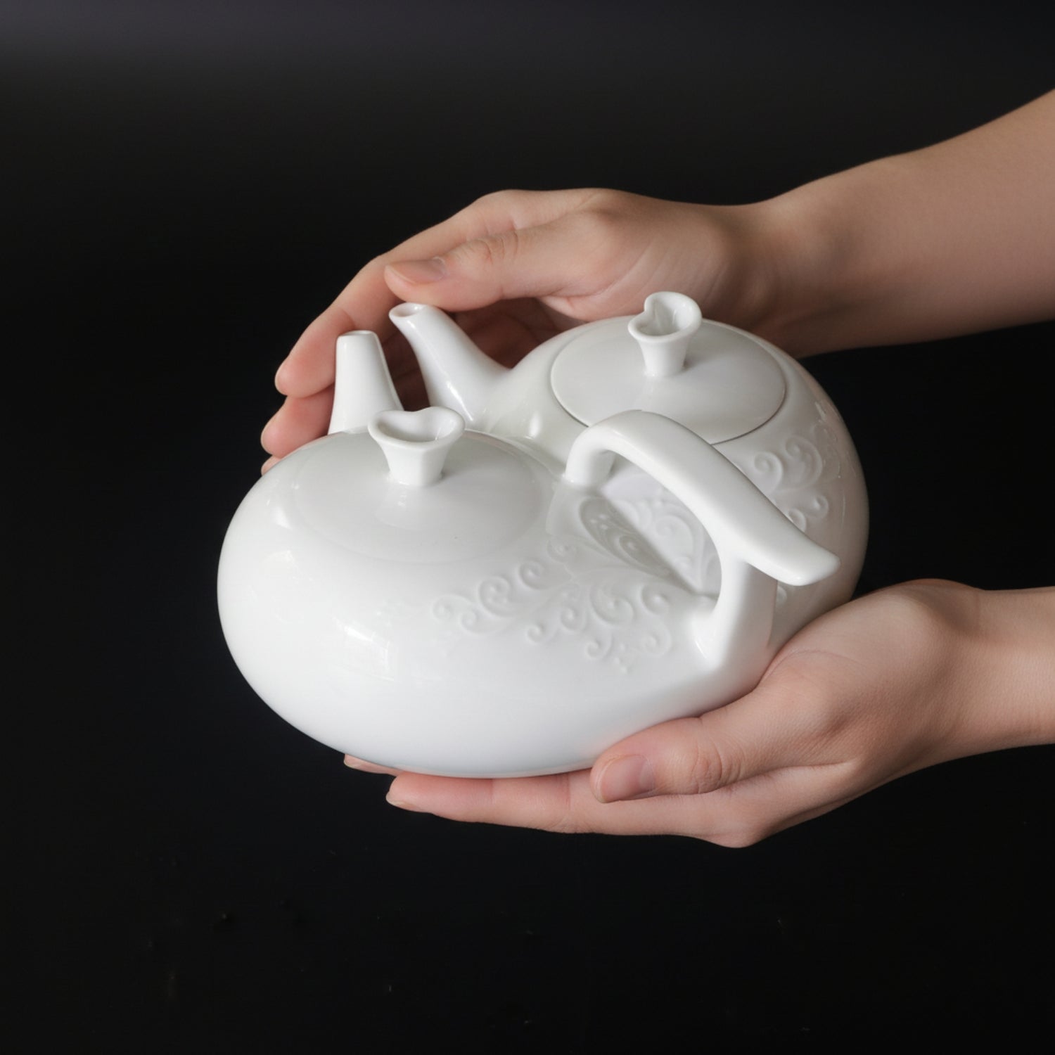 一心一意 雙心造形壺 八方新氣 卷草紋飾 雙茶盤