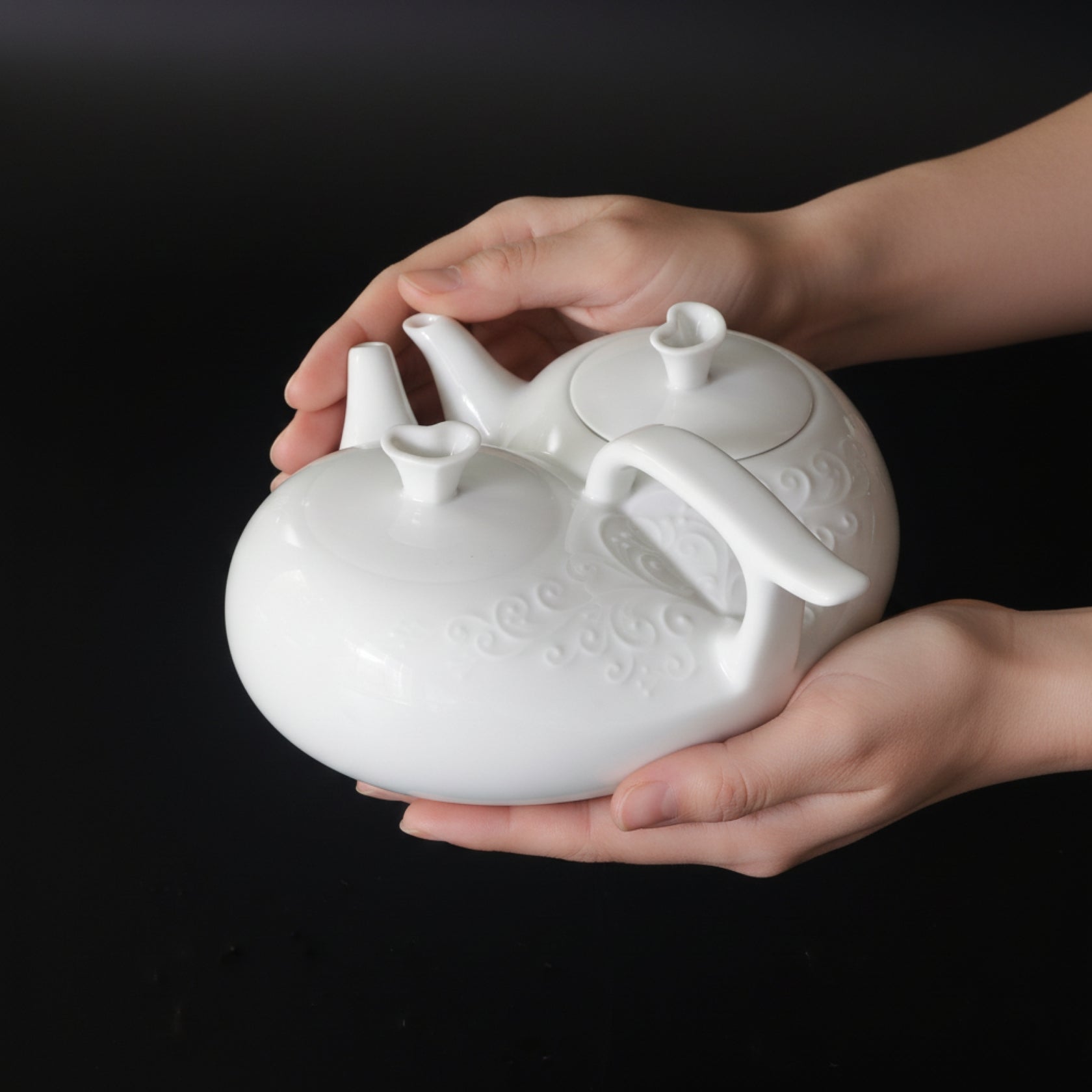 一心一意 雙心造形壺 八方新氣 卷草紋飾 雙茶盤