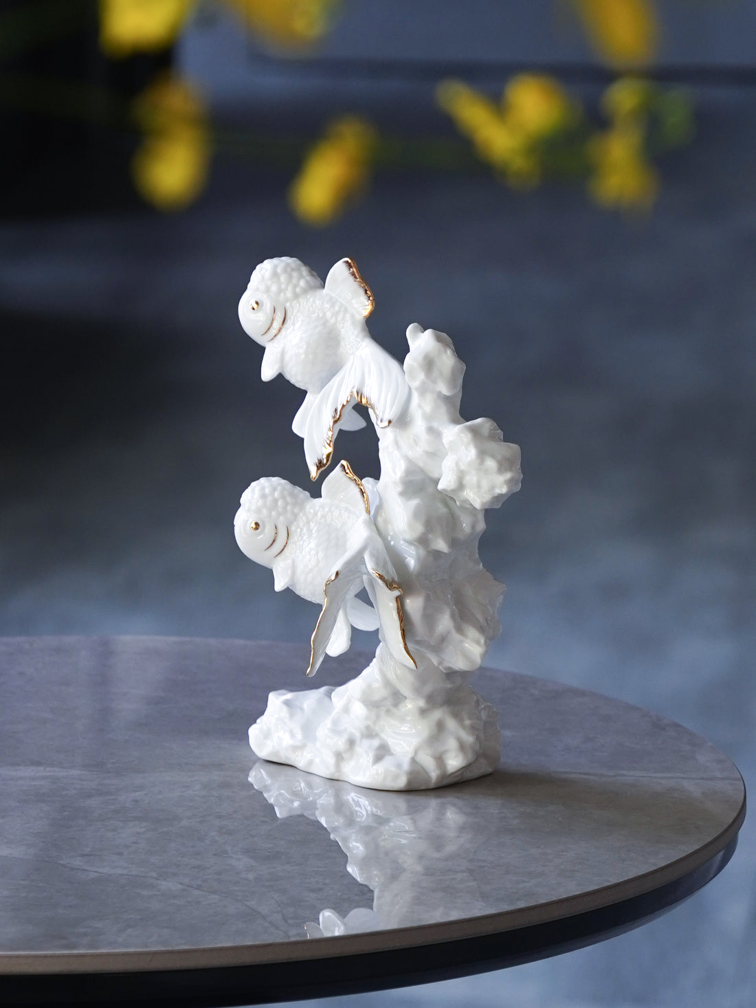 雙魚游動於岩石之上，呈現互相扶持的情誼意象
Two ceramic fish swimming over rugged rocks, expressing enduring friendship and resilience