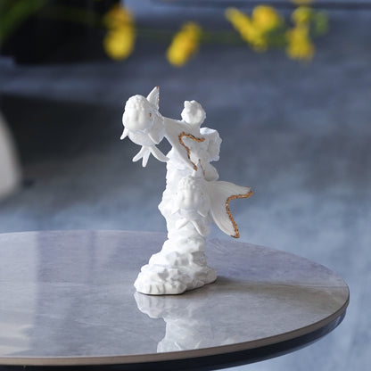 陶瓷雙魚懸空設計，詮釋穿越挑戰、攜手並行的動態美感
Suspended fish forms with dynamic flow — representing shared journeys through life’s challenges