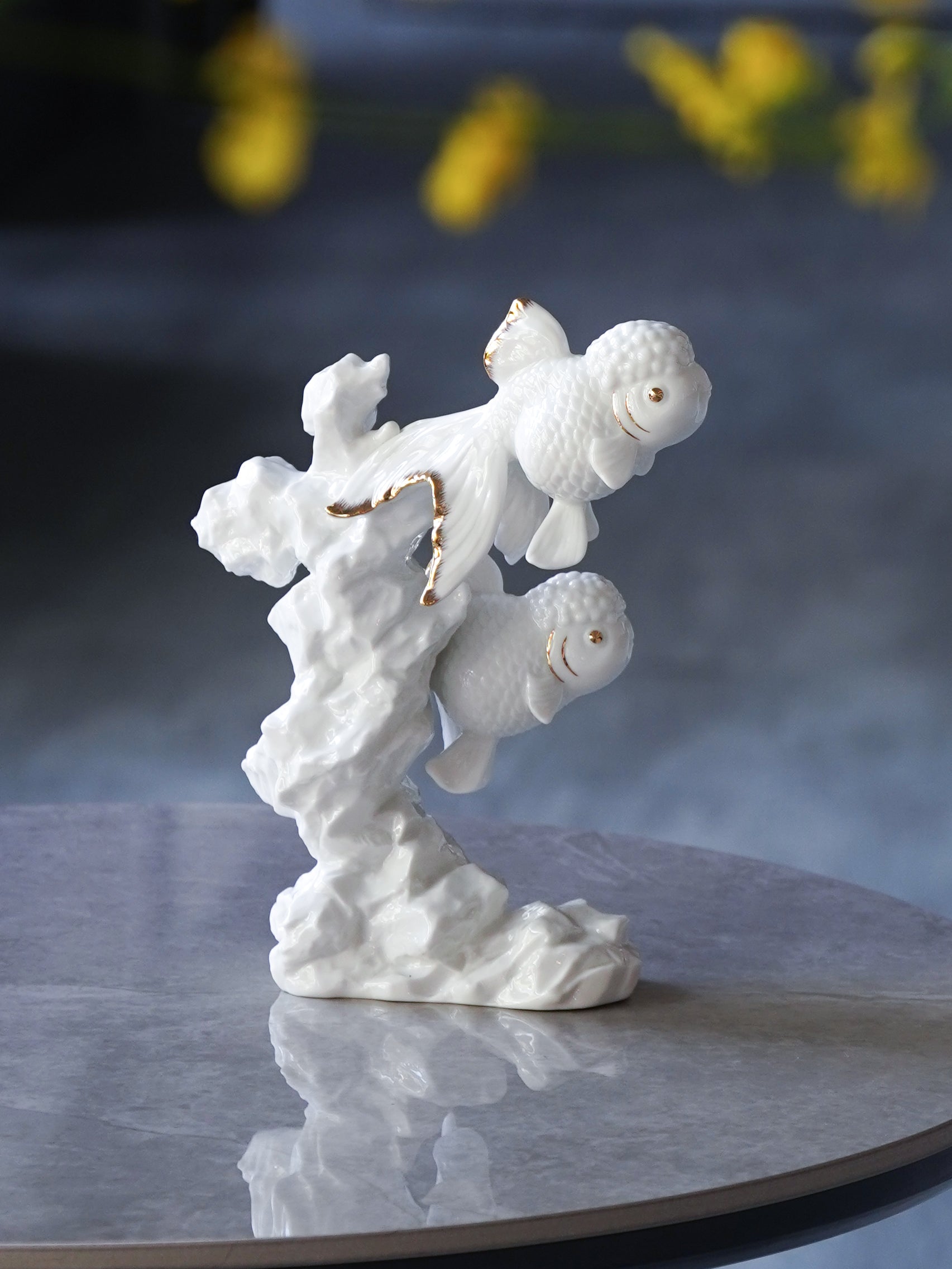 《有你真好》雙魚瓷器擺件，象徵夥伴同行與情感支持
“Together with You” — twin fish porcelain sculpture symbolizing companionship and support