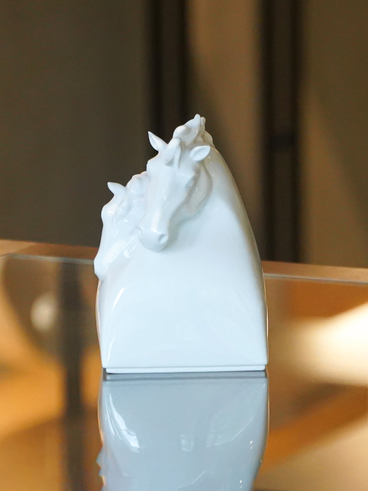 白瓷雙馬相依偎，展現信任與陪伴的有情意象