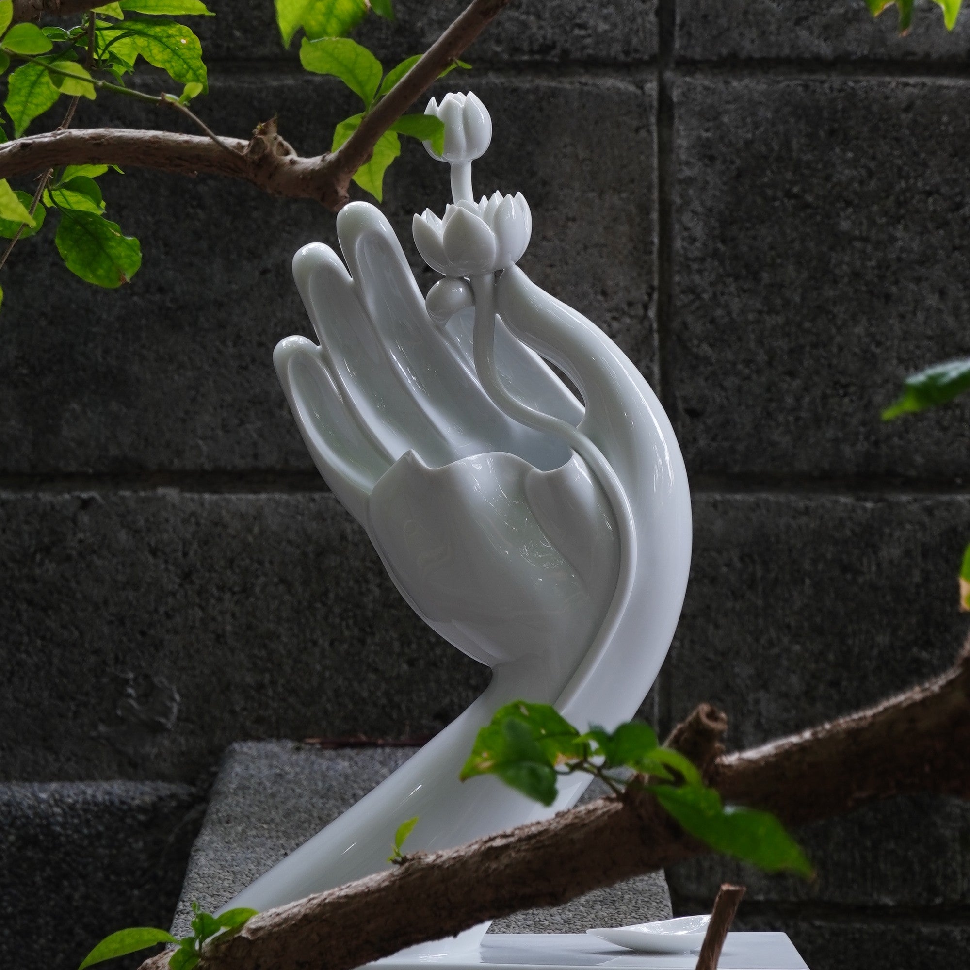 大慈飄香白瓷花器反面室內情境・手型內凹花器設計・八方新氣 NewChi Porcelain