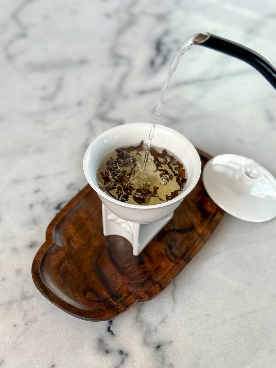 如意雲遊 八方新氣蓋碗系列 可當壺或杯使用。雲紋高捧杯身，注入茶湯，有如祥雲捧月