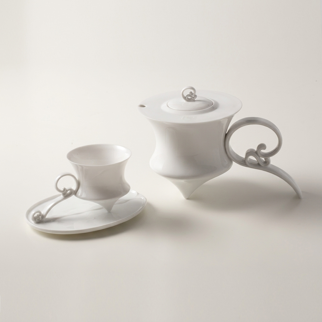 風影茶壺與杯盤組產品展示，呈現雲紋把手與懸浮結構