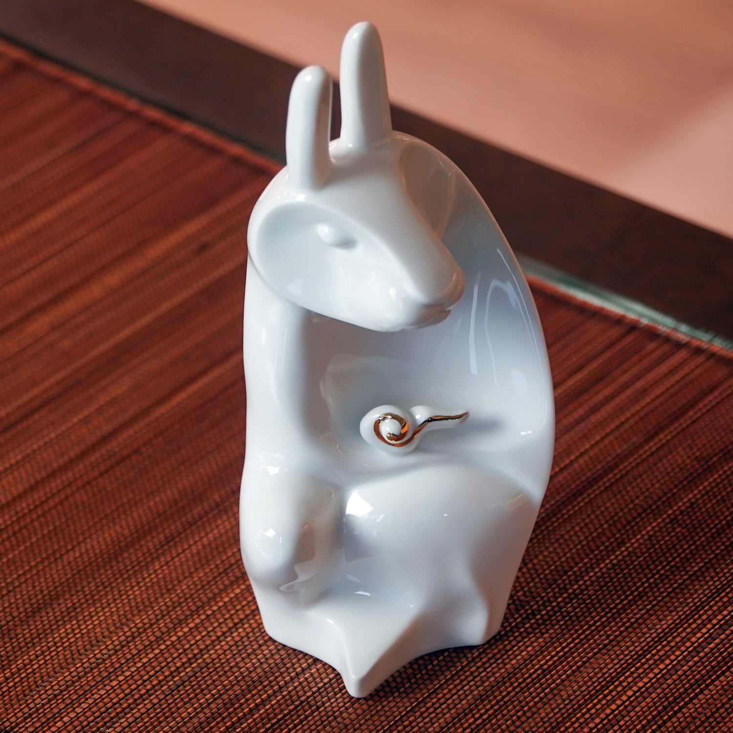 手工白瓷兔子與祥雲擺件｜寓意和諧與祝福的藝術作品