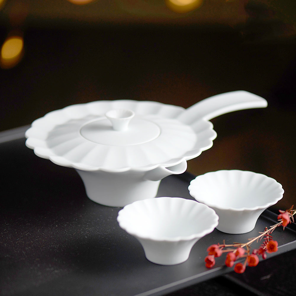 山水情深現代白瓷茶壺，靈感來自台北盆地地形