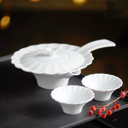 山水情深現代白瓷茶壺，靈感來自台北盆地地形