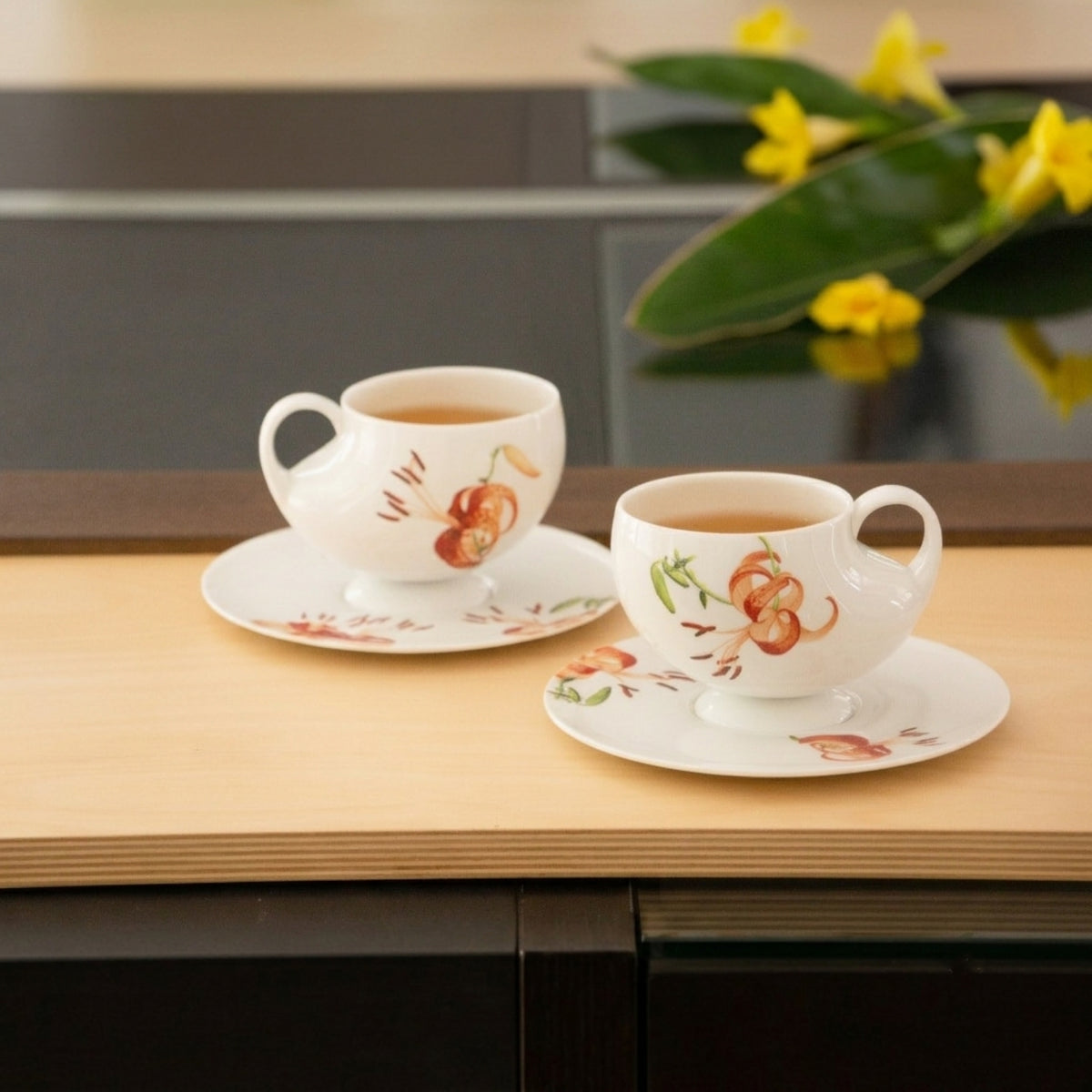 青春 In Bloom 百合白瓷茶壺側面，百合花圖騰隨器型綻放延伸