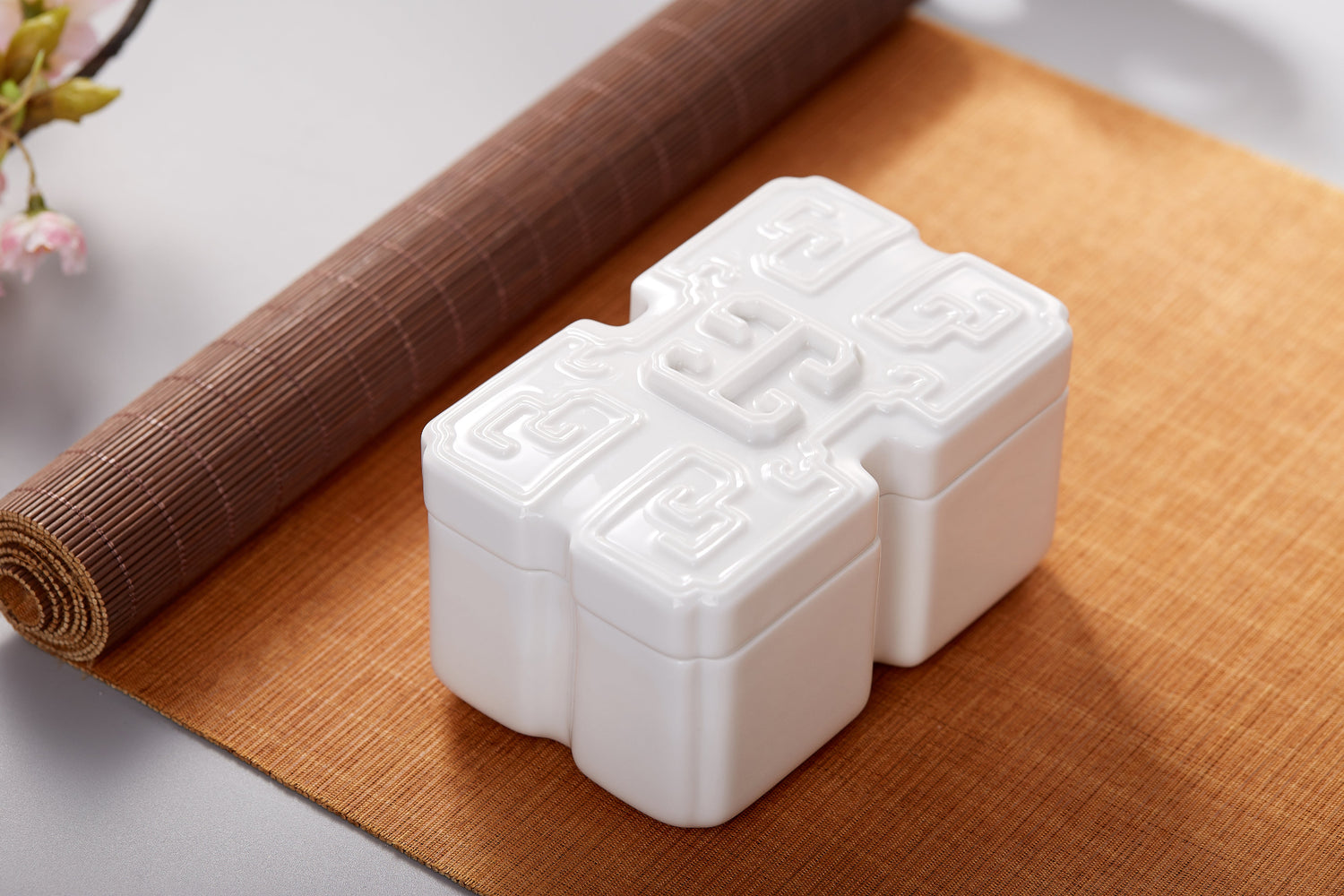 典雅白瓷禮盒空間擺設—為居家與書房增添文化氣質與祥和氛圍的藝術收藏作品
Elegant porcelain gift box home display — an art collectible that adds cultural meaning and a serene atmosphere to interior spaces