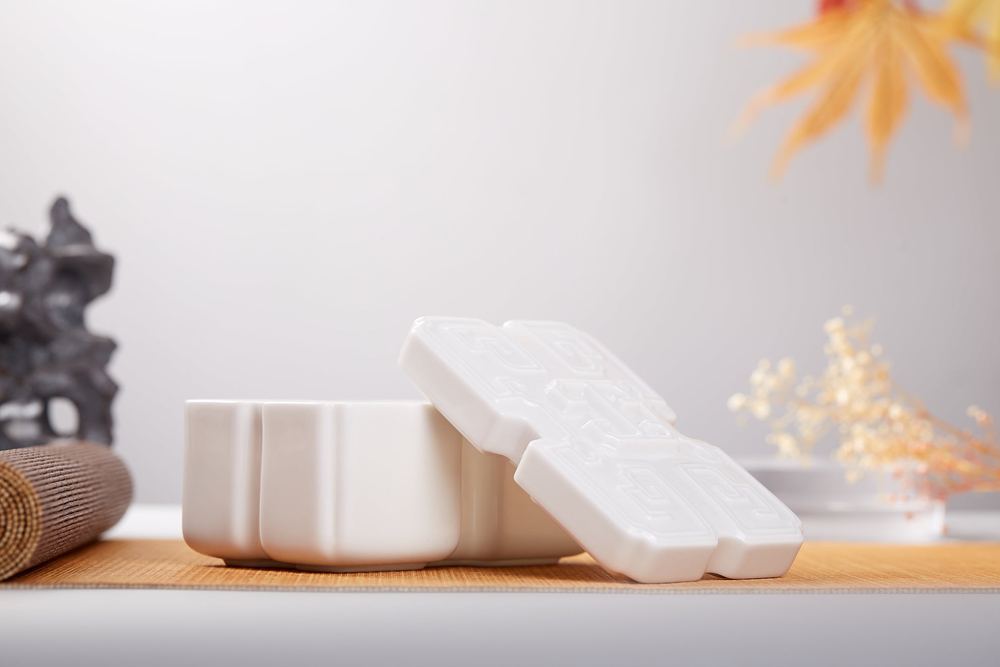 典雅白瓷禮盒空間擺設—為居家與書房增添文化氣質與祥和氛圍的藝術收藏作品