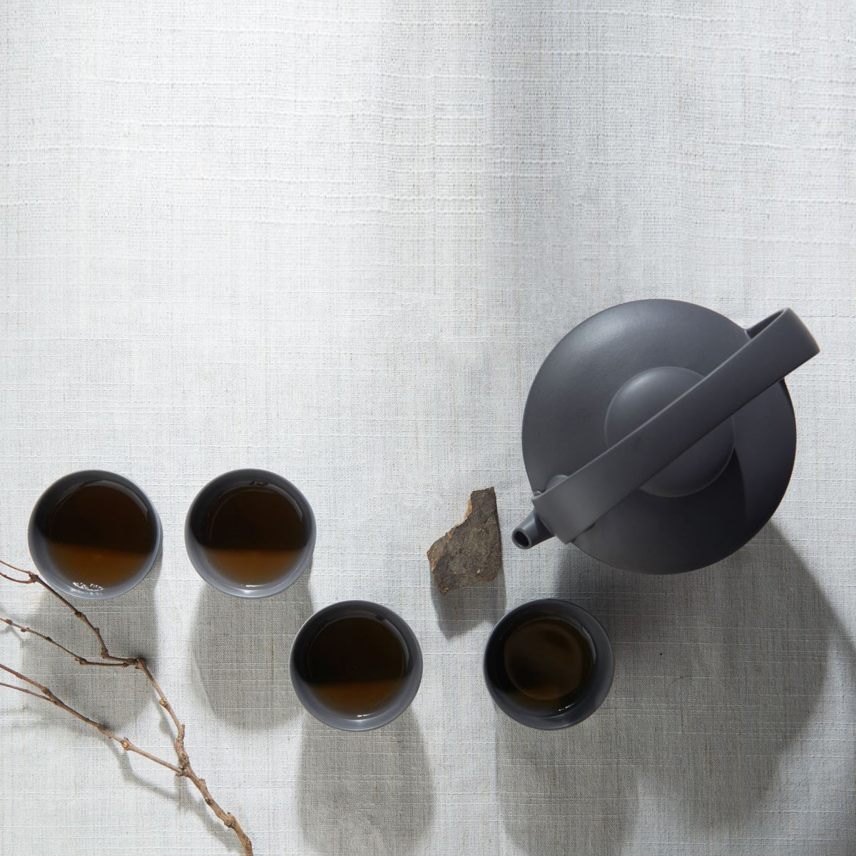 日出望月黑霧茶壺與茶杯俯視圖｜現代東方霧黑茶器美學