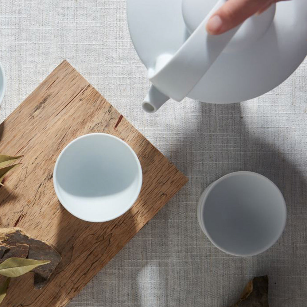 日出望月白霧茶壺特寫｜霧面白瓷與極簡圓融線條