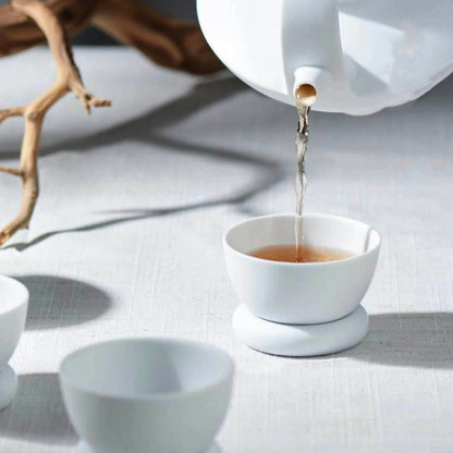 日出望月白霧茶壺倒茶畫面｜霧面白瓷山水線茶席設計