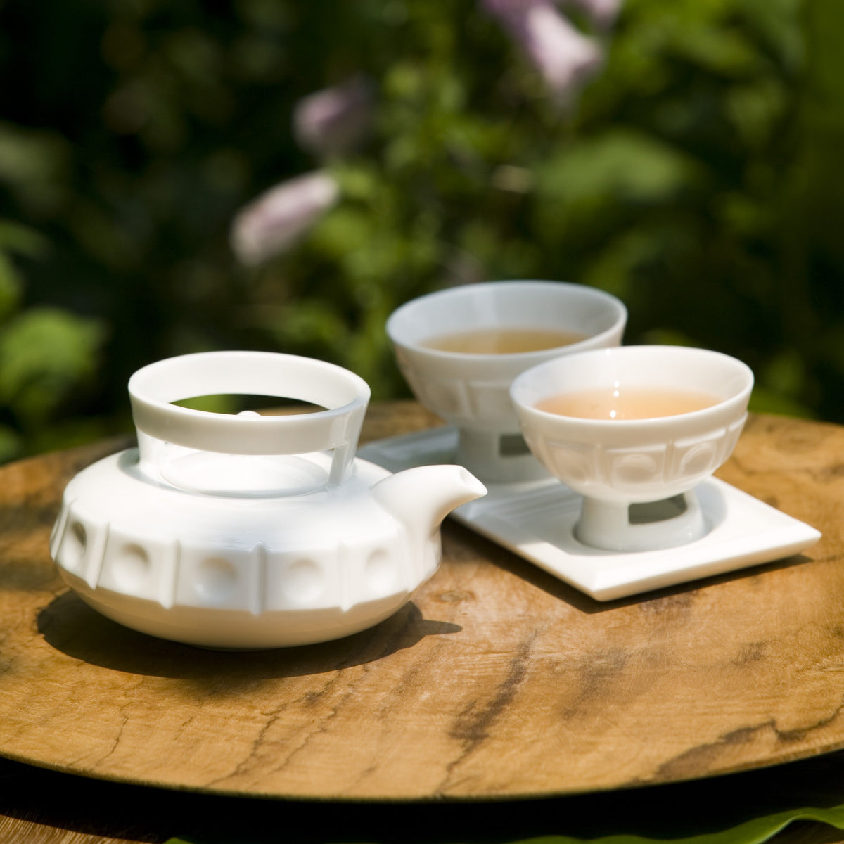 〈璀璨〉茶壺與兩杯茶，木圓盤上