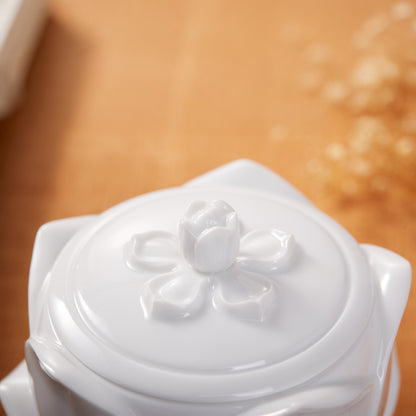 花開白瓷蓮花瓷盒橙色木質背景・含苞盒鈕細節・八方新氣 NewChi Porcelain