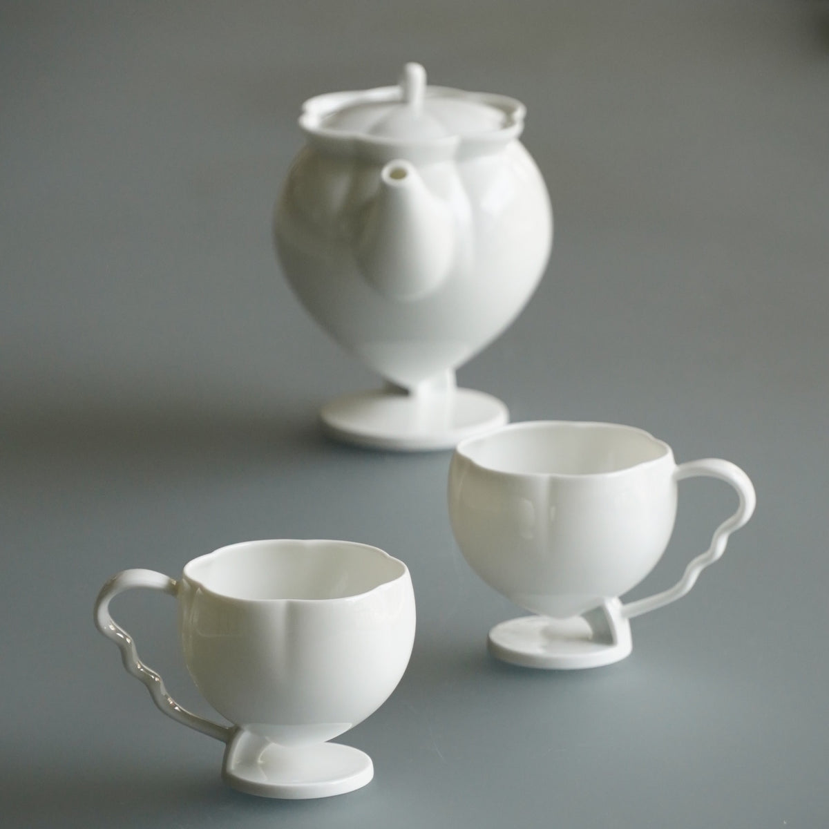 花神白瓷茶壺茶杯組深色背景・花苞高足春日茶器・八方新氣 NewChi Porcelain