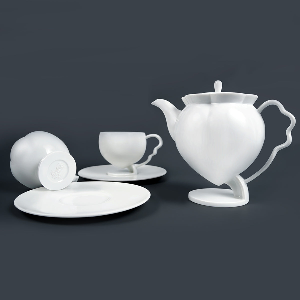 花神白瓷茶壺茶杯組深色背景・整套展示・八方新氣 NewChi Porcelain