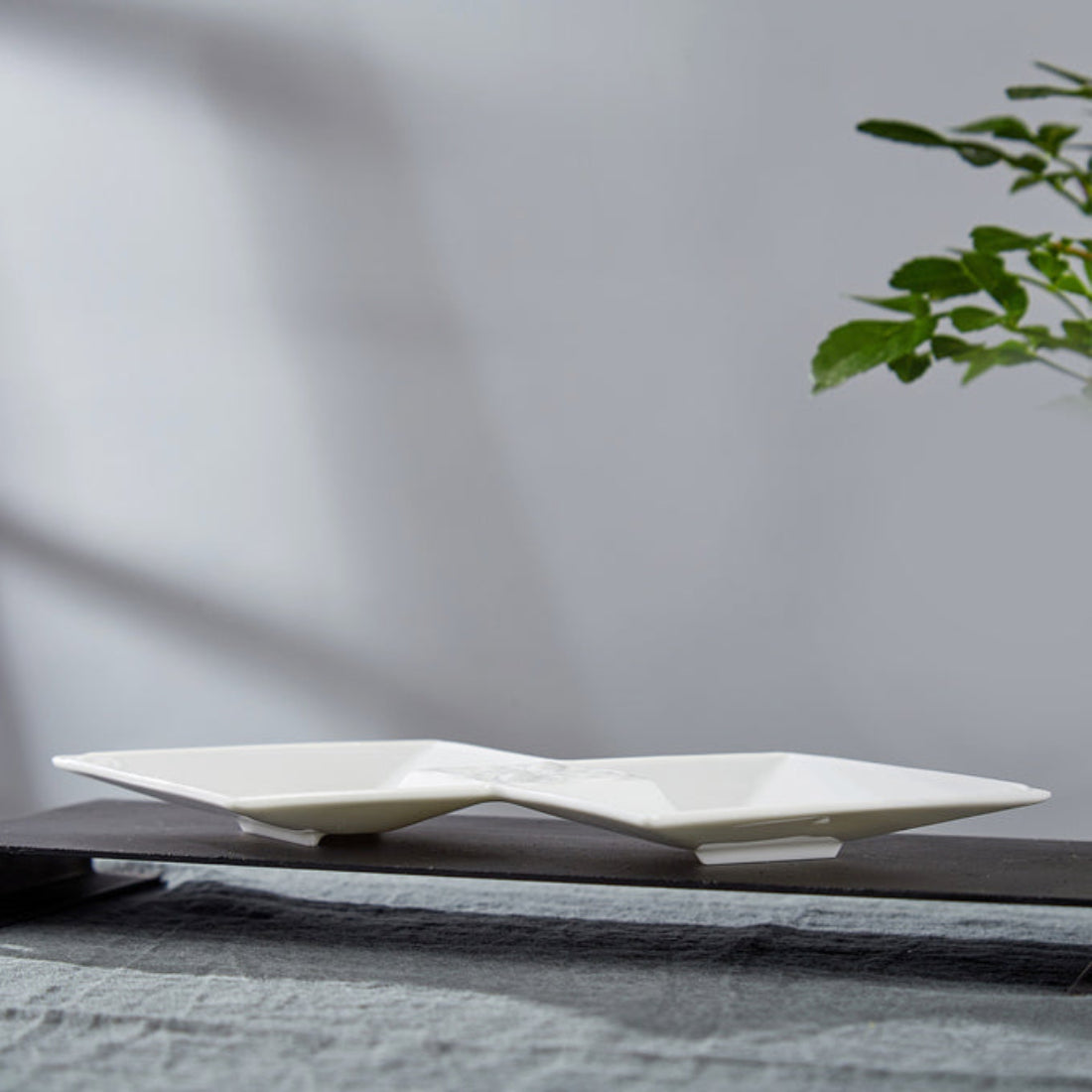 結交四方白瓷雙生方盤側面角度，八方新氣 NewChi Porcelain