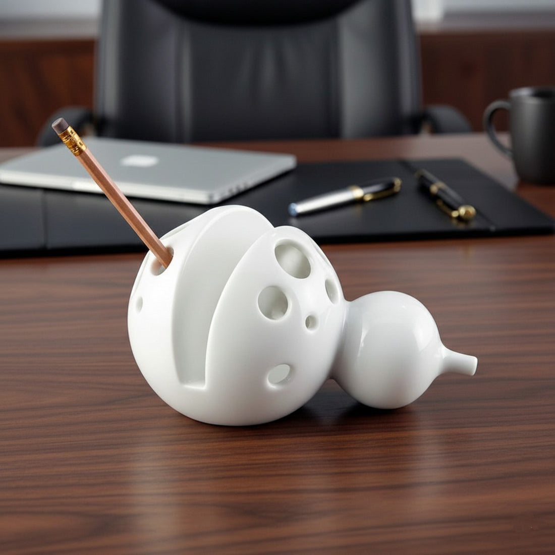 王俠軍設計的葫蘆造型名片座，結合文化意象與實用功能