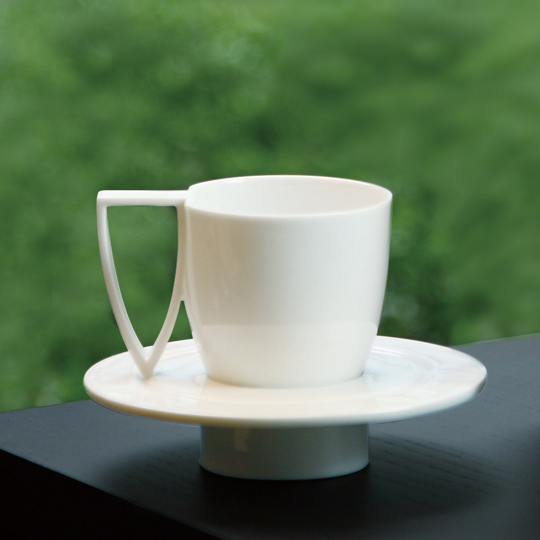 形影茶杯盤組情境照，NewChi Porcelain 將「如影隨形」轉化為日常生活美學器物