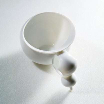 《親密時光》瓷杯，雙葫蘆造型象徵福祿與依偎，由王俠軍設計的當代藝術瓷器。
