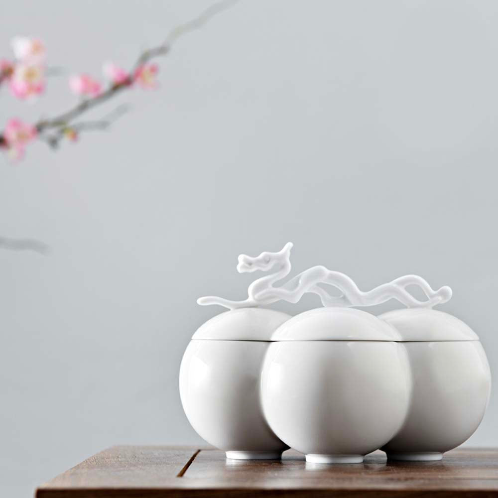 四海遊龍白瓷圓形收納盒組，桌面場景，梅花枝條背景，八方新氣 NewChi Porcelain