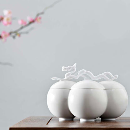 四海遊龍白瓷圓形收納盒組，桌面場景，梅花枝條背景，八方新氣 NewChi Porcelain